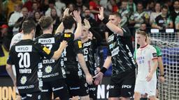 Die Spieler der Füchse Berlin feiern ihren Sieg gegen Kolstad (Foto: IMAGO / Foto Lächler)