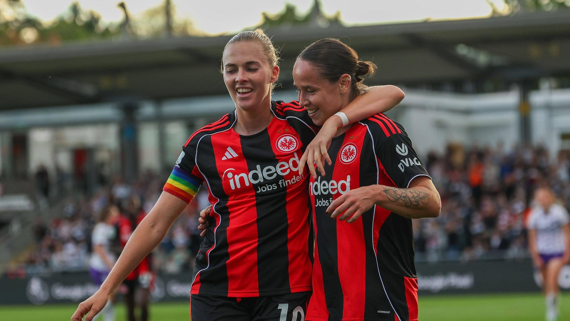 Laura Freigang und Géraldine Reuteler feiern das 2:0 gegen Essen. | Imago Images