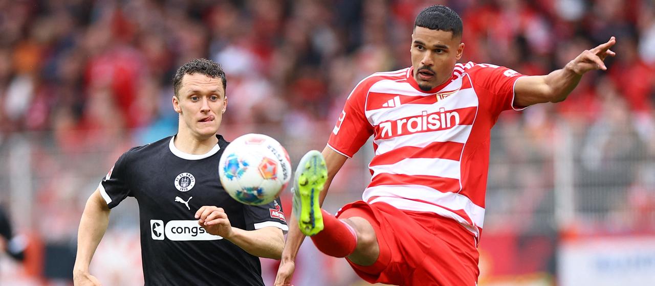 Danilho Doekhi kommt vor Martijn Kaars an den Ball