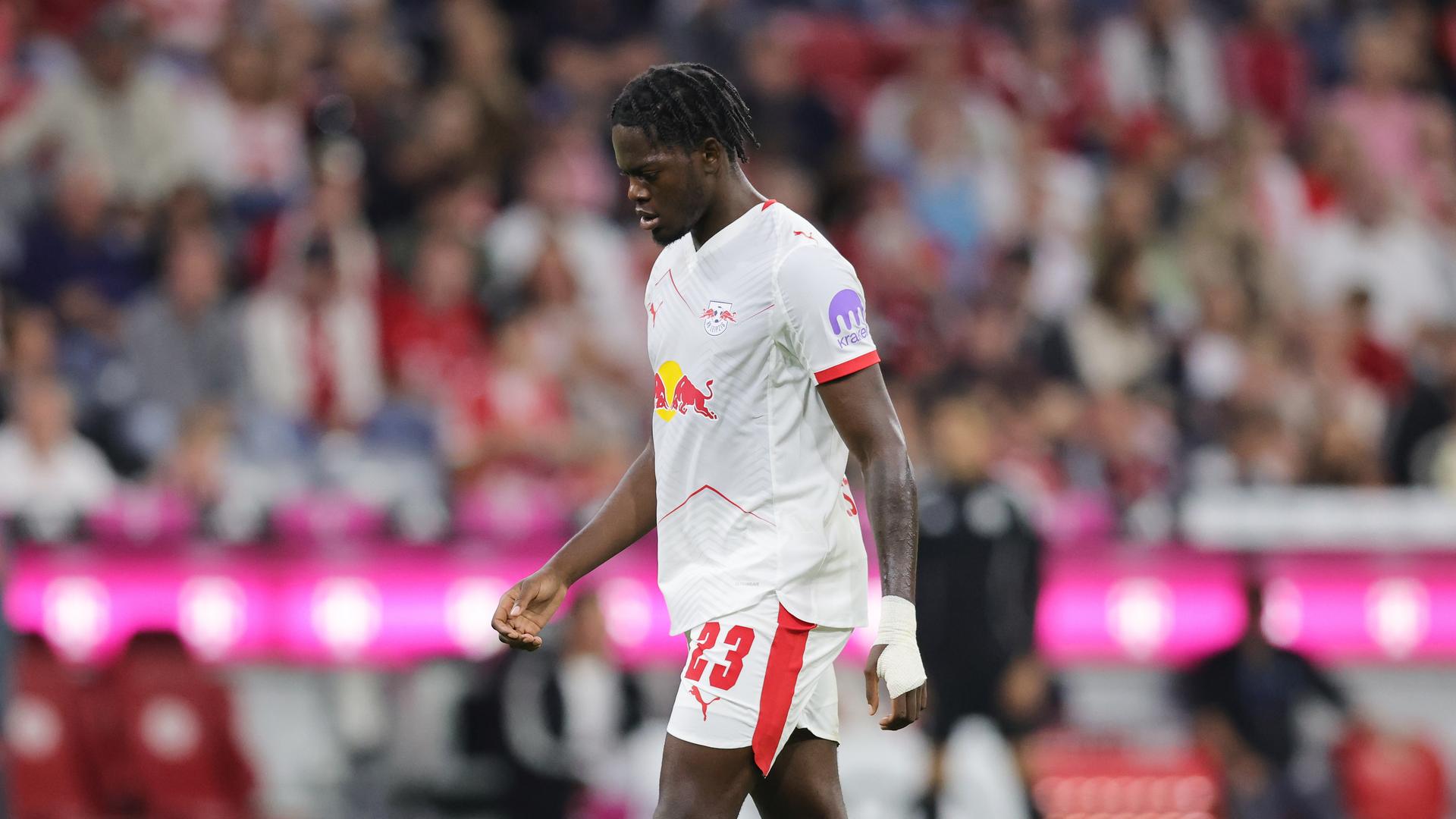 Castello Lukeba - Enttäuscht nach der Niederlage und seinem falsch ausgeführten Freistoß  | Marcel Engelbrecht/firo Sportphoto