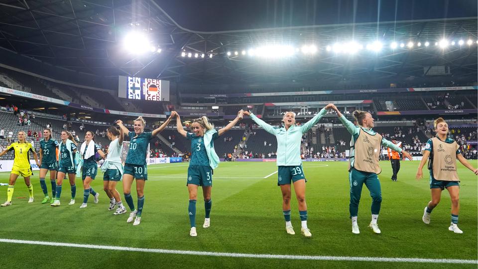 Die deutschen Fußballspielerinnen jubeln zusammen nach dem Sieg und bedanken sich beim Publikum. | IMAGO/Daniela Porcelli /SPP Die deutschen Fußballspielerinnen jubeln zusammen nach dem Sieg und bedanken sich beim Publikum.
