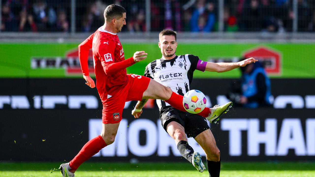 Zweikampf zwischen Julian Weigl (Borussia Mönchengladbach) und Norman Theuerkauf (1. FC Heidenheim) | dpa/Tom Weller