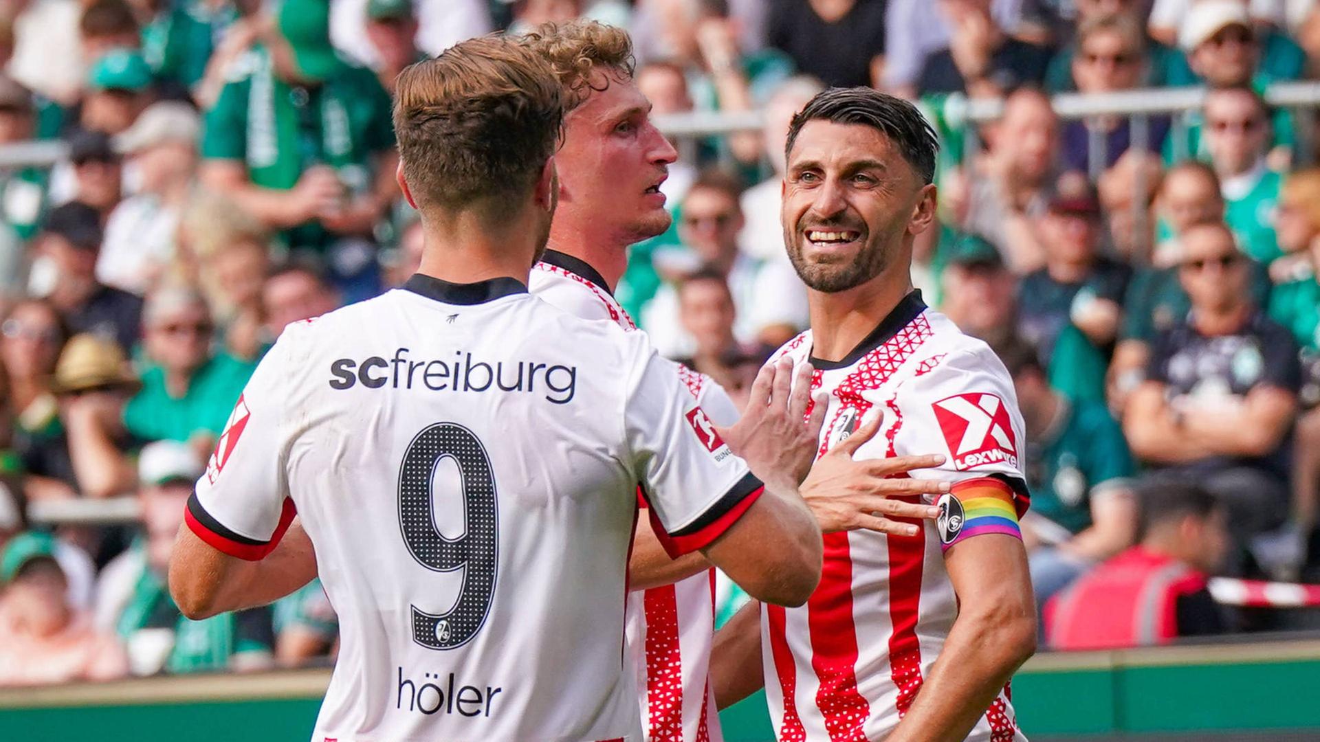 Vincenzo Grifo jubelt mit seinen Teamkollegen | IMAGO/Steinsiek.ch