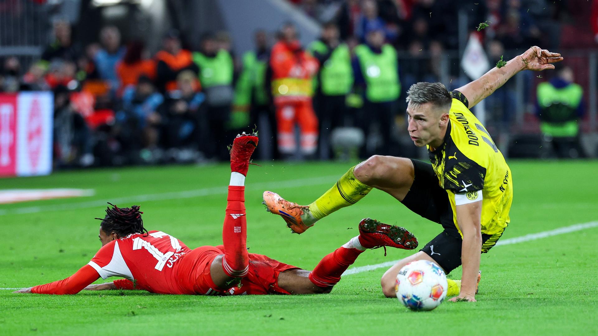 Dortmunds Nico Schlotterbeck im Duell mit Michael Olise vom FC Bayern | ddp/Revierfoto