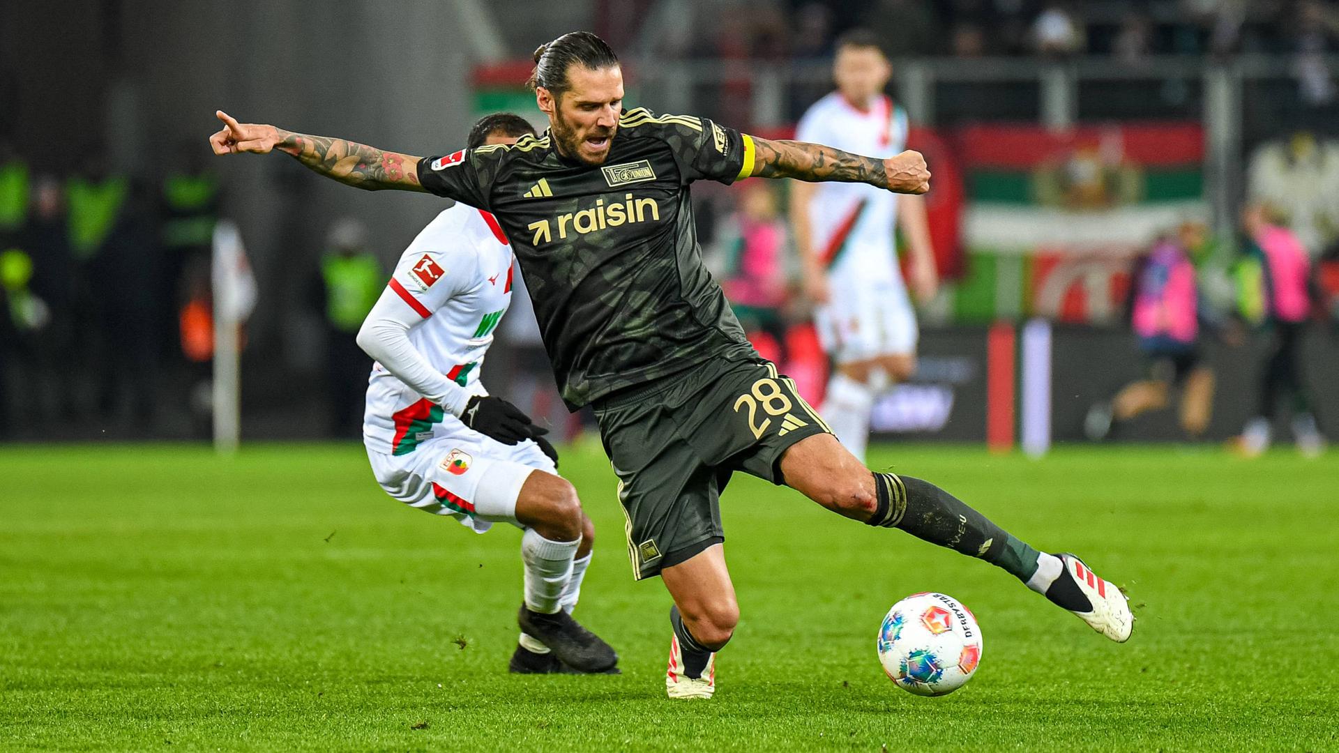 Union Berlins Christopher Trimmel im Zweikampf mit Augsburgs Alexis Claude-Maurice | IMAGO/Michaela Merk