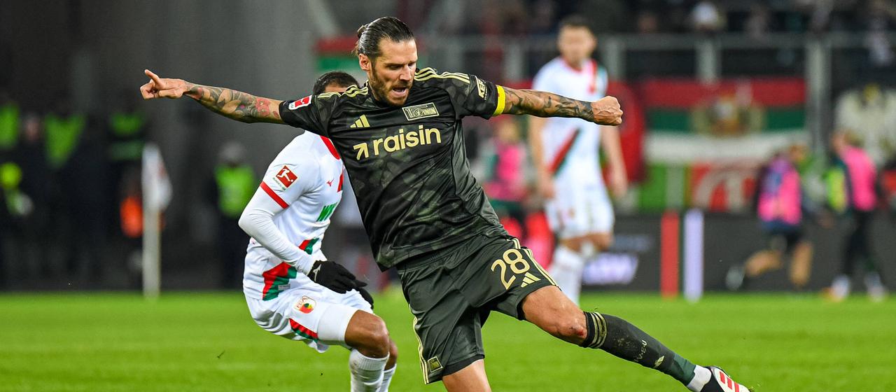 Union Berlins Christopher Trimmel im Zweikampf mit Augsburgs Alexis Claude-Maurice