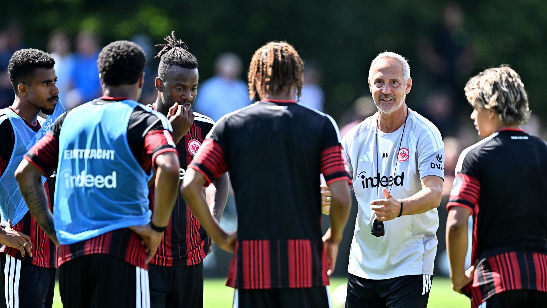 Adi Hütter schwört sein Team beim ersten Training ein.  | imago / Jan Hübner