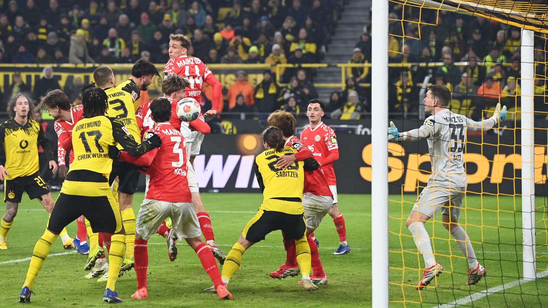 Mainzer Dominik Kohr (Mitte) erzielt ein Eigentor zum 4:0 für Dortmund | ddp/Sven Simon