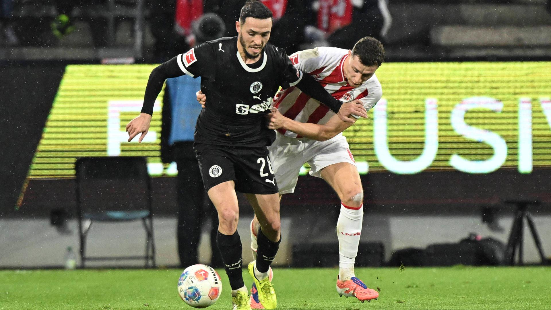 Kein einziger Schuss aufs Tor: Pereira Lage (l.) und St. Paulis Offensive enttäuschen | IMAGO/pepphoto / Horst Mauelshagen