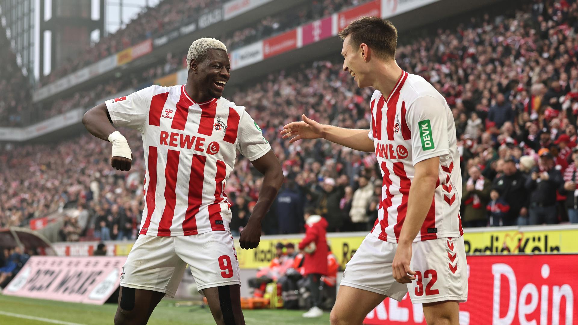 Ragnar Ache bejubelt sein Traumtor mit Kristoffer Lund | Getty Images