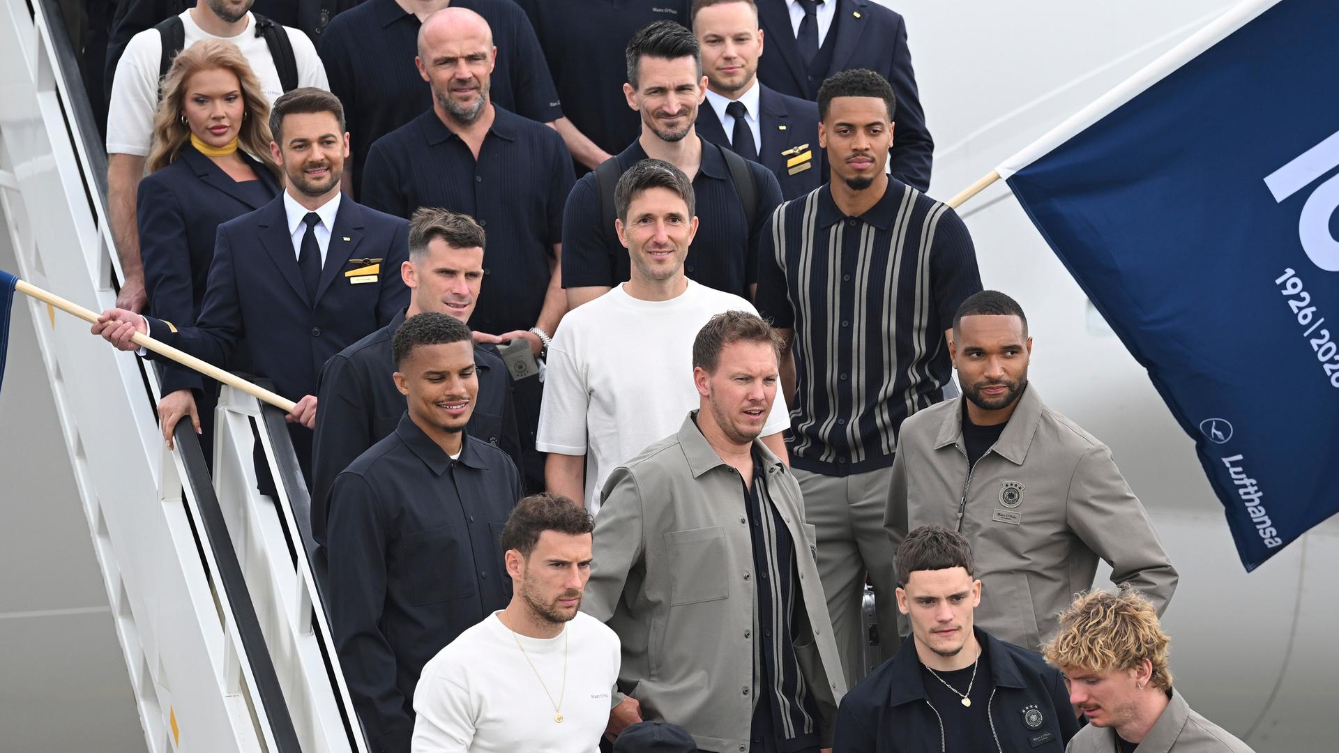 Das DFB-Team bei der Abreise nach Chicago | ddp