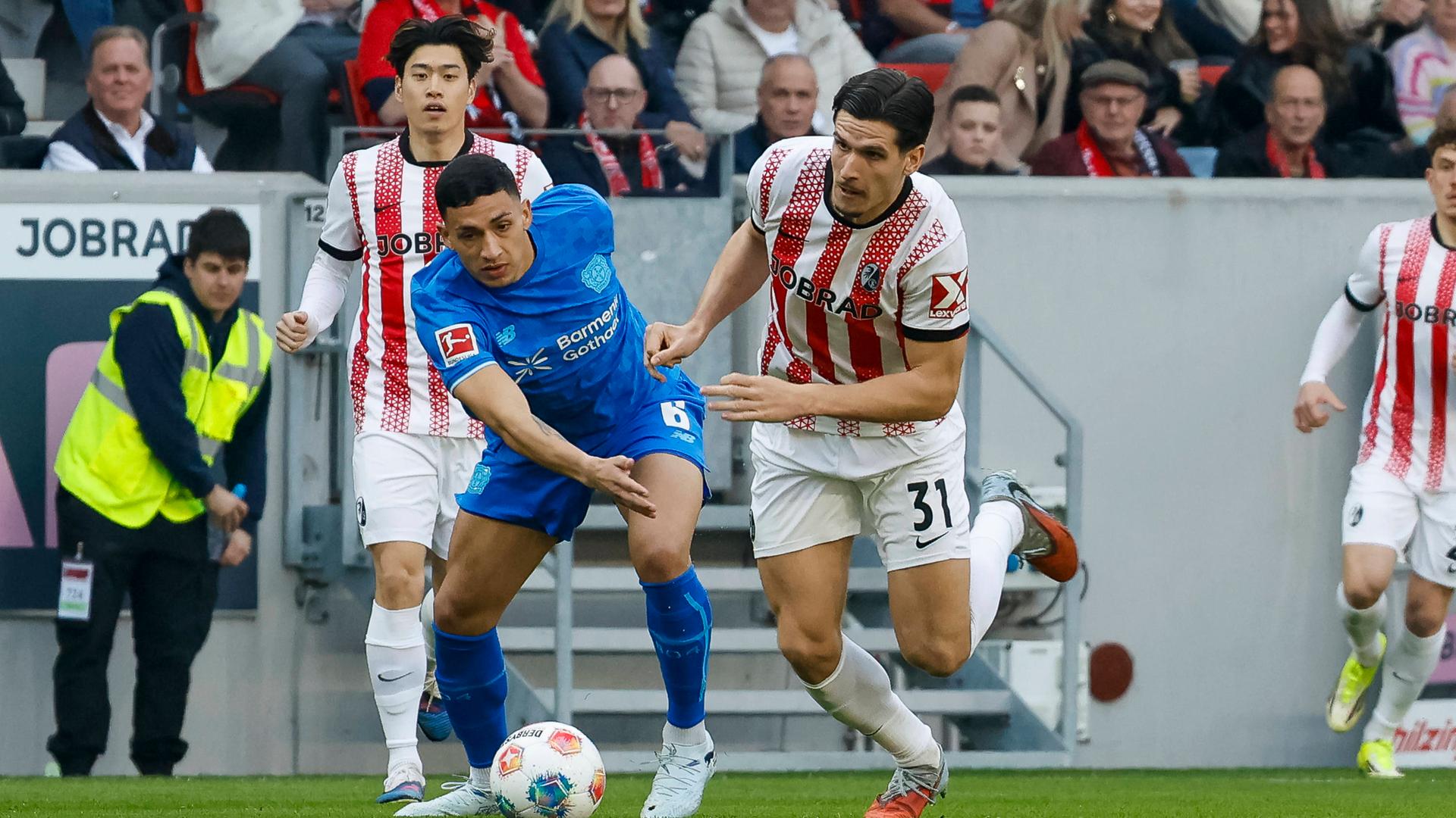 Freiburgs Igor Matanovic im Zweikampf mit Leverkusens Ezequiel Fernandez | IMAGO / STEINSIEK.CH