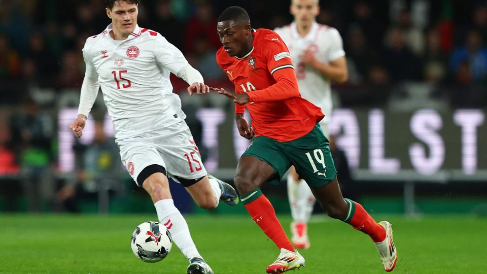 Nuno Mendes im Dribbling gegen Dänemarks Norgaard