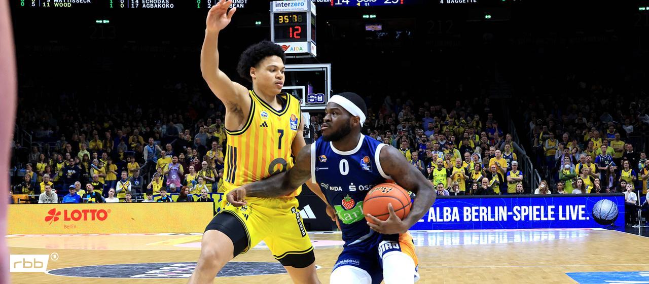 Alba Berlin (in gelb) im Spiel gegen Rostock (imago images/Engler)