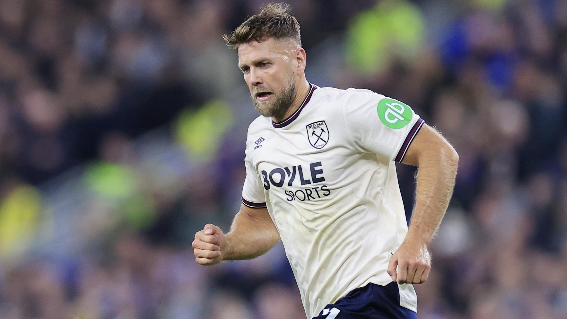 Niclas Füllkrug rennt über den Fußballplatz. | dpa | Dppi Media / Conor Molloy