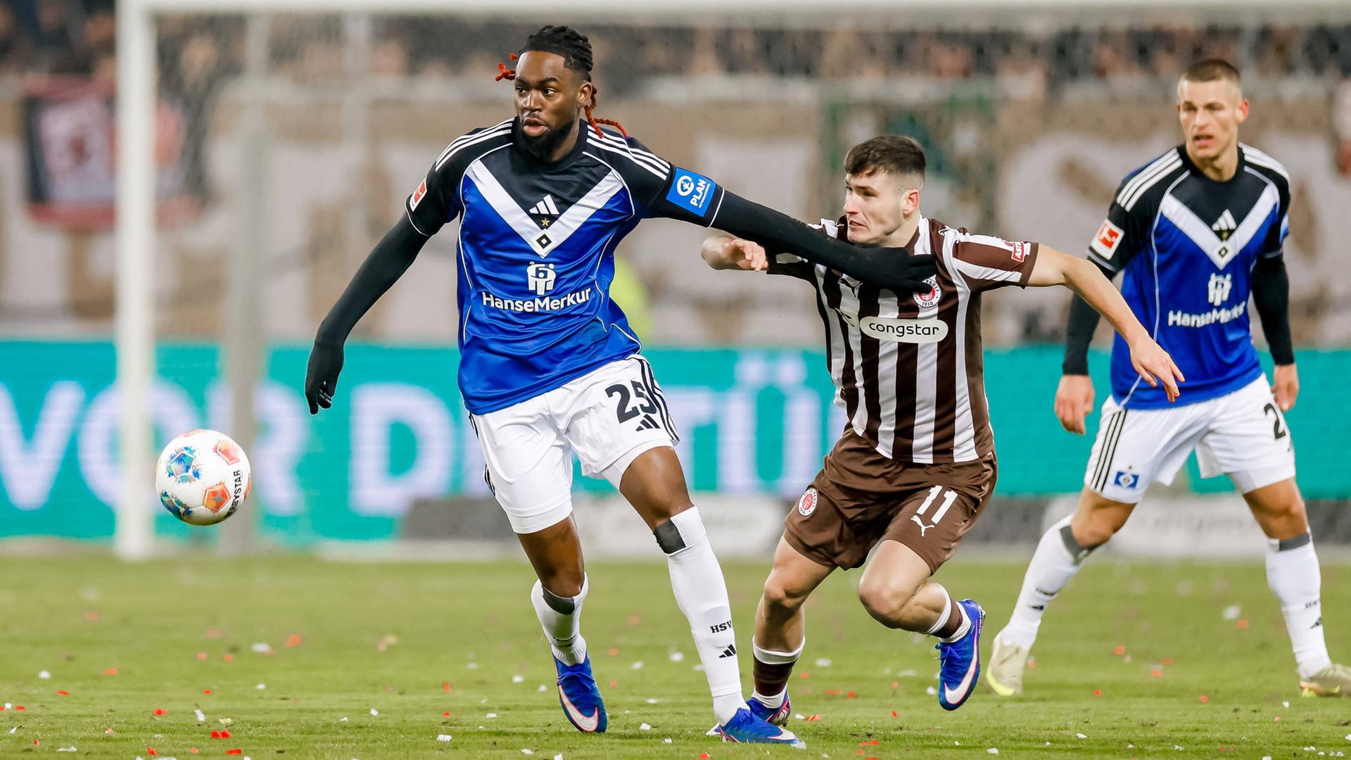 Der Hamburger Jordan Torunarigha (l.) im Duell um den Ball mit St. Paulis Arkadiusz Pyrka | IMAGO / Philipp Szyza