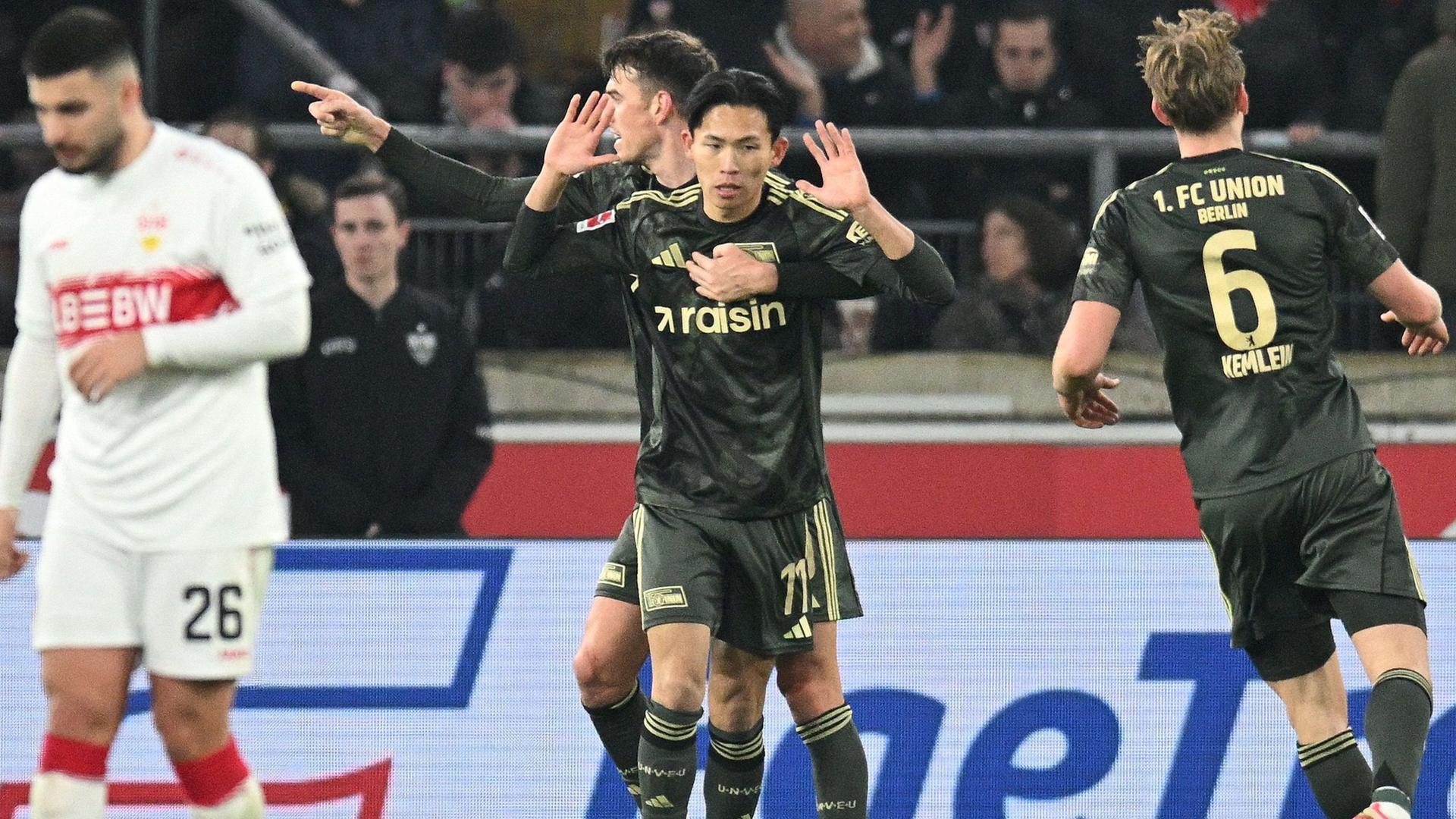 Unions Jeong Woo-yeong (Mitte) bejubelt mit Teamkollegen das 1:1 gegen Stuttgart | AFP