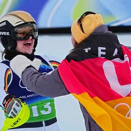 Emma Aicher und Kira Weidle-Winkelmann feiern die Silbermedaille