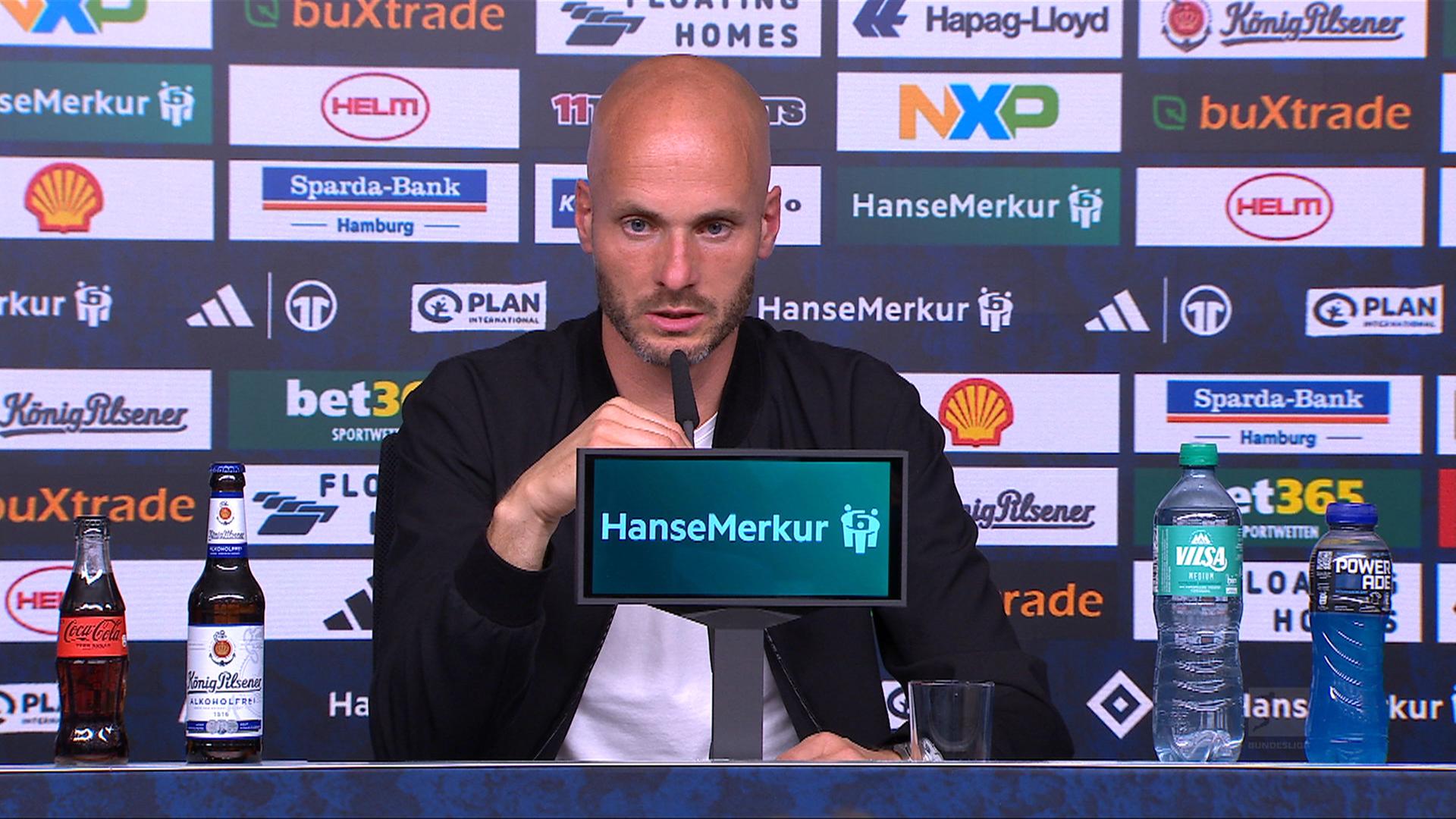 Hamburgs Trainer Pauli Simonis spricht auf der Pressekonferenz | Sportschau