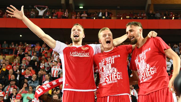 Marvin Friedrich (v.l.) Robert Zulj und Florian Hübner feiern gemeinsam den Aufstieg von Union Berlin in die Bundesliga | REUTERS/ANNEGRET HILSE Marvin Friedrich (v.l.) Robert Zulj und Florian Hübner feiern gemeinsam den Aufstieg von Union Berlin in die Bundesliga