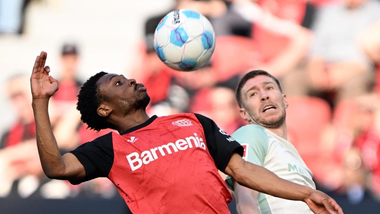 Fußballprofi Nathan Tella (l.) von Bayer 04 Leverkusen nimmt im Bundesligaspiel gegen Werder Bremen den Ball an. | dpa/Gambarini