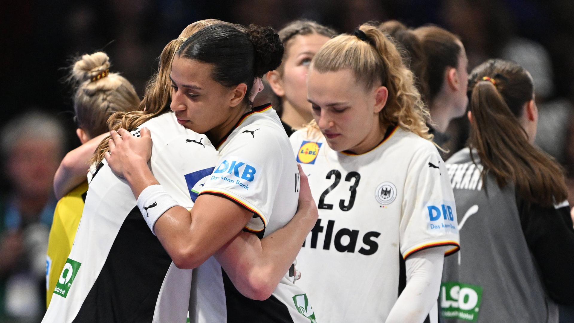 Deutschlands Aimee von Pereira (Mitte) und Annika Lott nach dem Finale | Federico Gambarini/dpa 