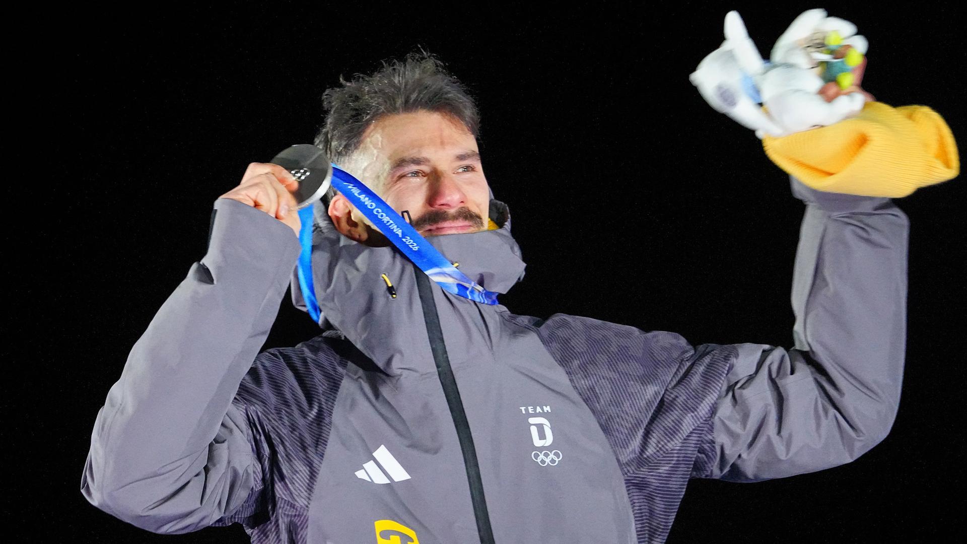Axel Jungk jubelt bei der Siegerehrung mit seiner Silbermedaille | dpa