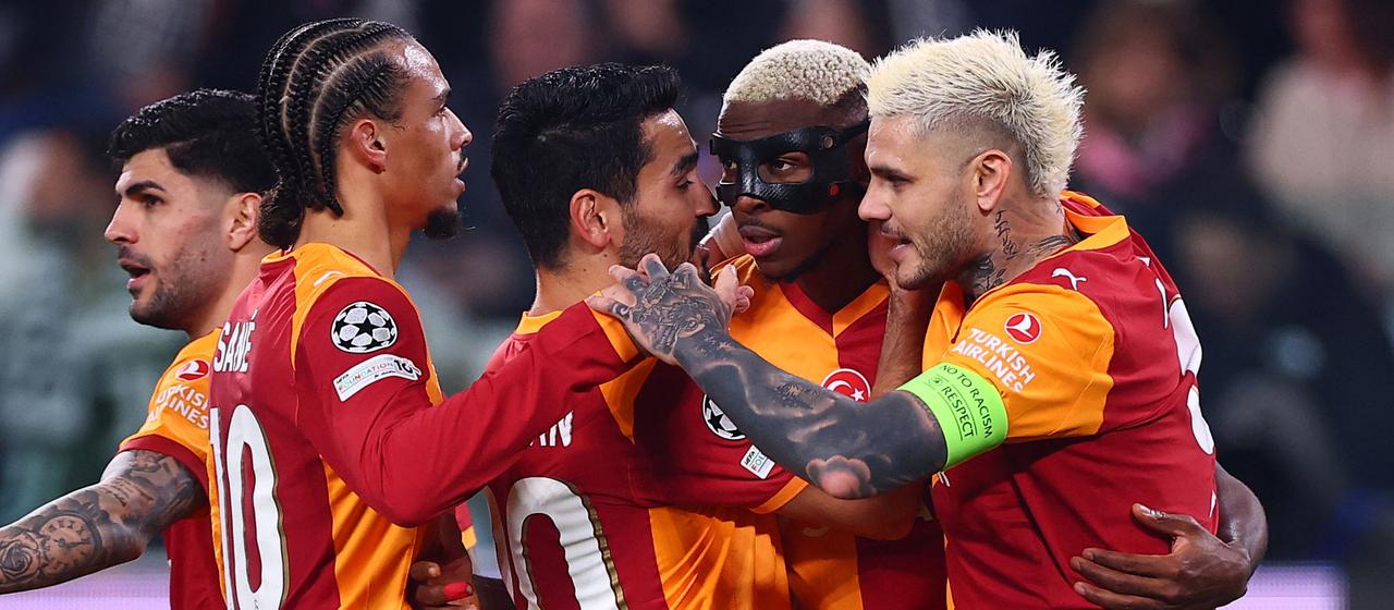 Victor Osimhen jubelt mit seinen Mitspielern