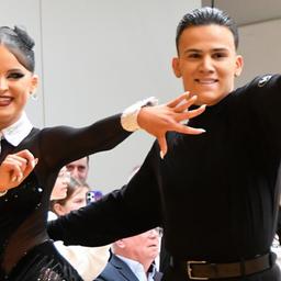 Das 16-jährige Tanzpaar Lukrecija Kuraite und Yigit Bayraktar vom Bremer Grün-Gold-Club bei einer Lateinpose bei den deutschen Jugendmeisterschaften.