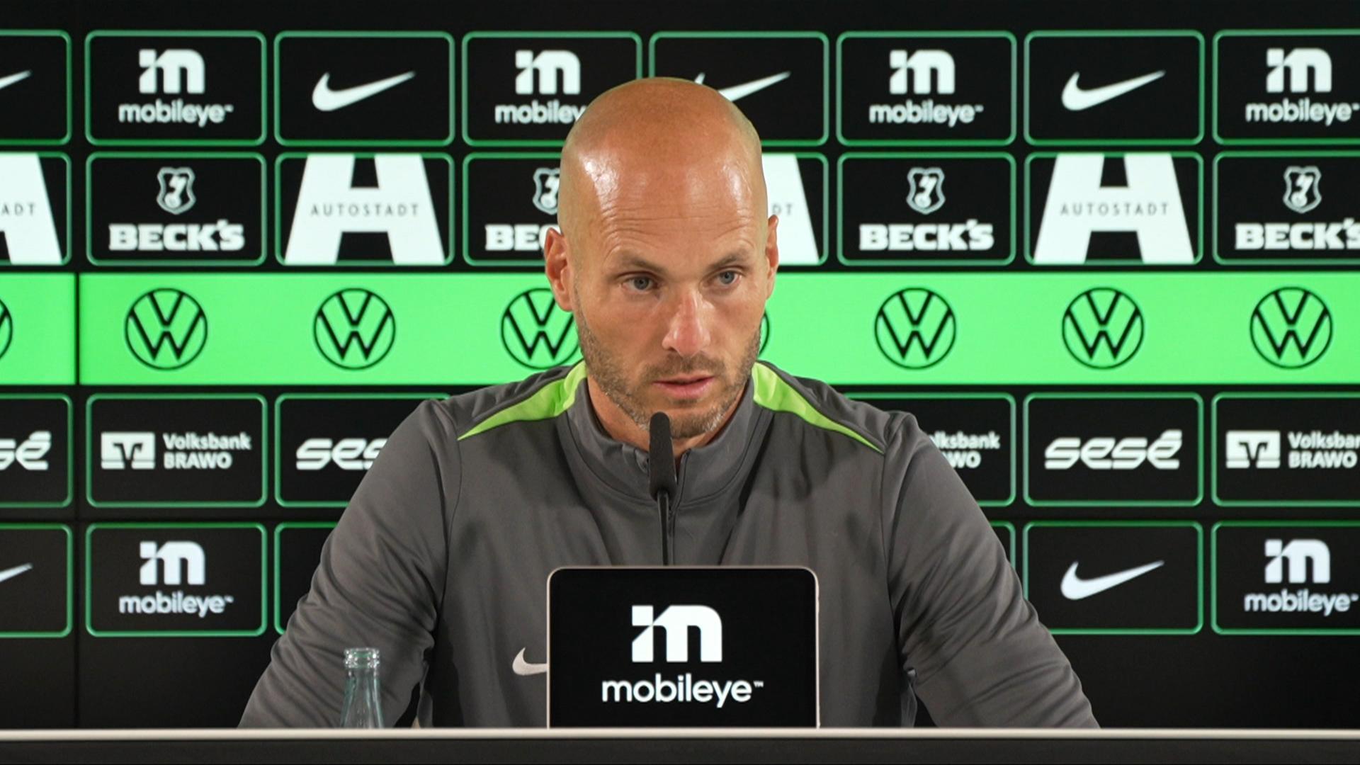 Wolfsburgs Trainer Paul Simonis auf der Pressekonferenz | ARD