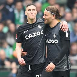 Freiburgs Roland Sallai und Lucas Höler auf dem Fußballfeld