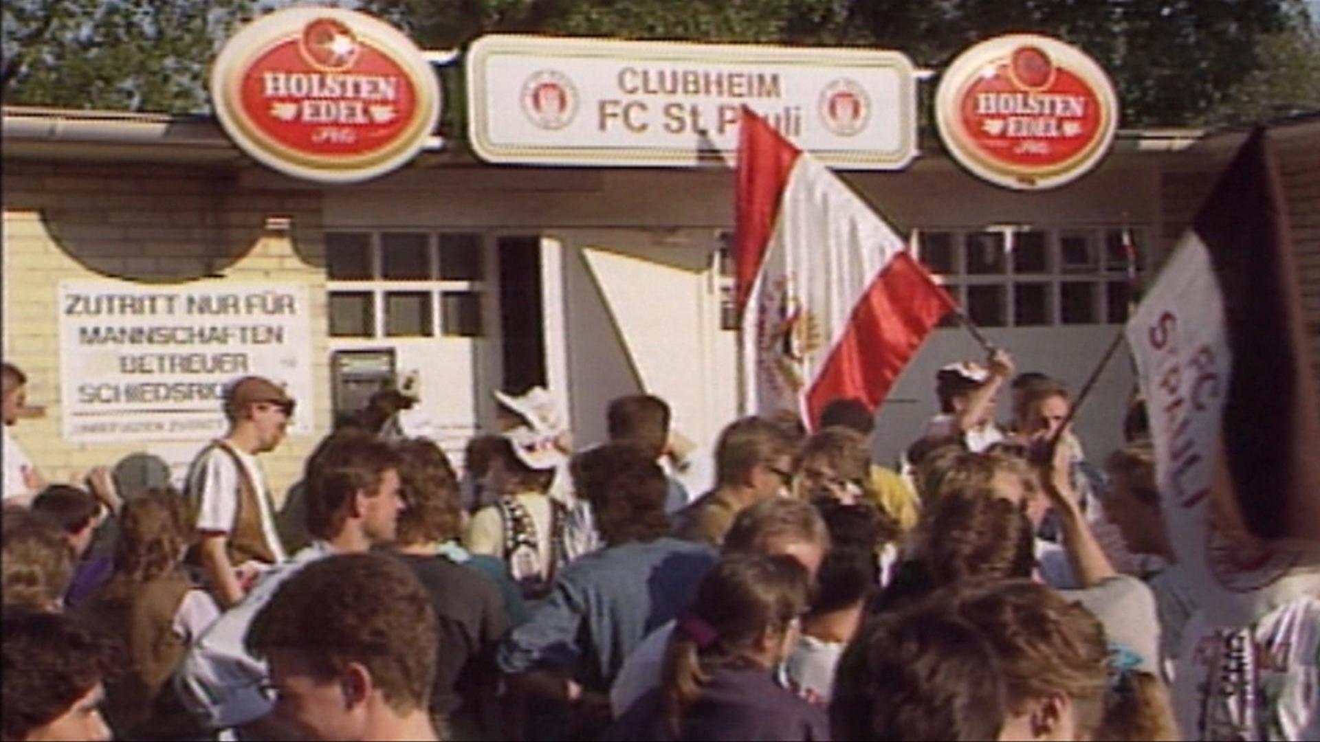 Fans von Sankt Pauli feiern den Nicht-Abstieg 1990 vor dem Clubheim | Sportschau