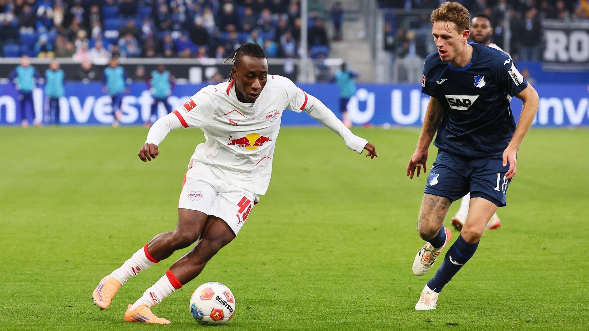 Ян Диоманде из РБ Лейпциг и Ваутер Бургер из ТСГ Хоффенхайм в единоборстве.