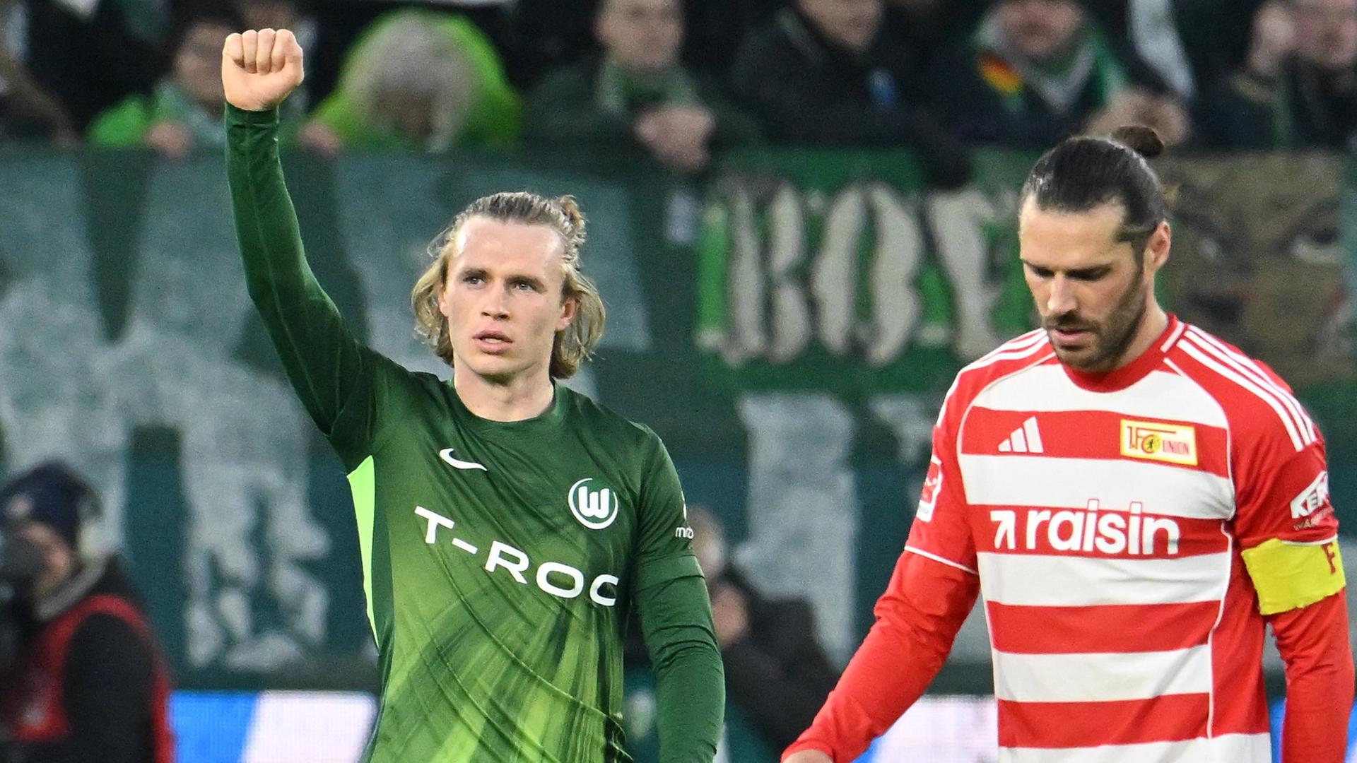 Wolfsburgs Torschütze Patrick Wimmer (l.), Unions Christopher Trimmel | Swen Pförtner/dpa 