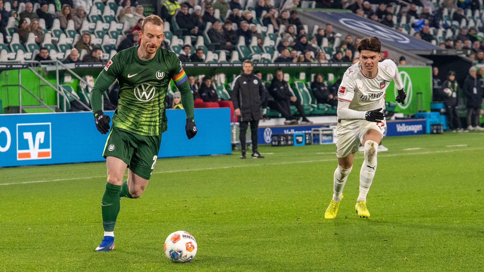 Maximilian Arnold (l.) wird verfolgt von Mathias Honsak (r.) | IMAGO/STEINSIEK.CH