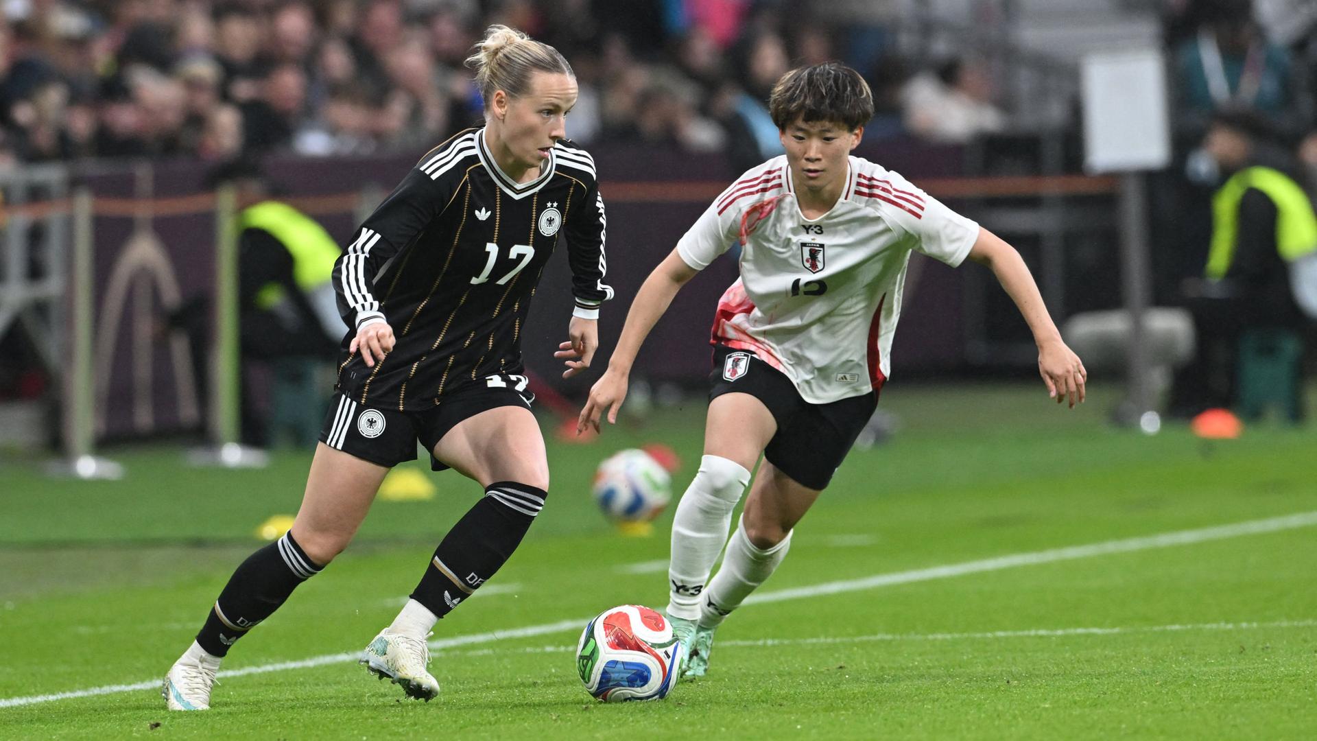 Franziska Kett (l) kÃ¤mpft gegen Japans Aoba Fujino um den Ball. | dpa / Carmen Jaspersen