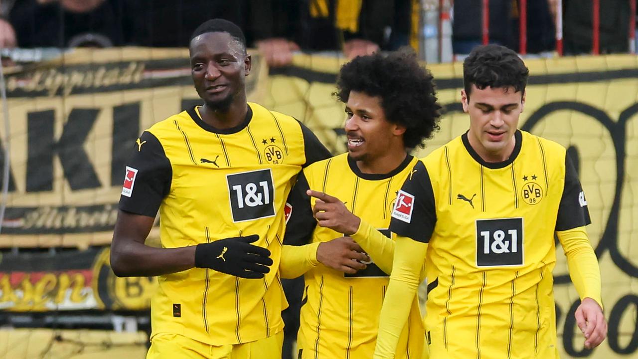 Dortmunds Serhou Guirassy bejubelt seinen Treffer mit Karim Adeyemi  | IMAGO / DeFodi Images
