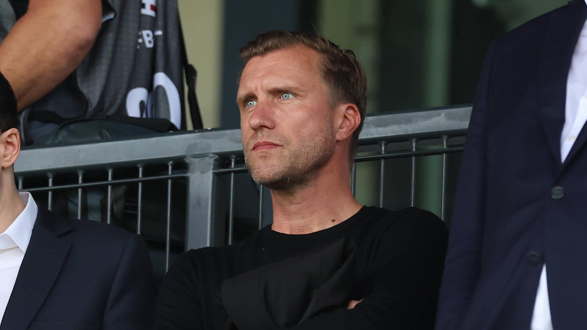 Sportvorstand Markus Krösche zuletzt während des Pokalspiels in Krefeld. | IMAGO