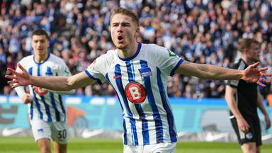 Herthas Marten Winkler (M) bejubelt seinen Treffer zum 4:2.
