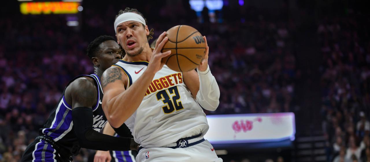Dennis Schröder (l.) im Zweikampf mit Aaron Gordon (r.)