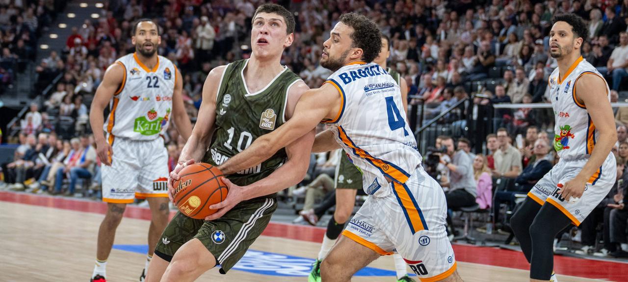 Zweikampf zwischen Bayerns Ivan Kharchenkov (l.) und Rostocks Elias Baggette