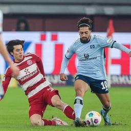 Ao Tanaka von Fortuna Düsseldorf im Zweikampf mit Immanuel Pherai vom Hamburger SV