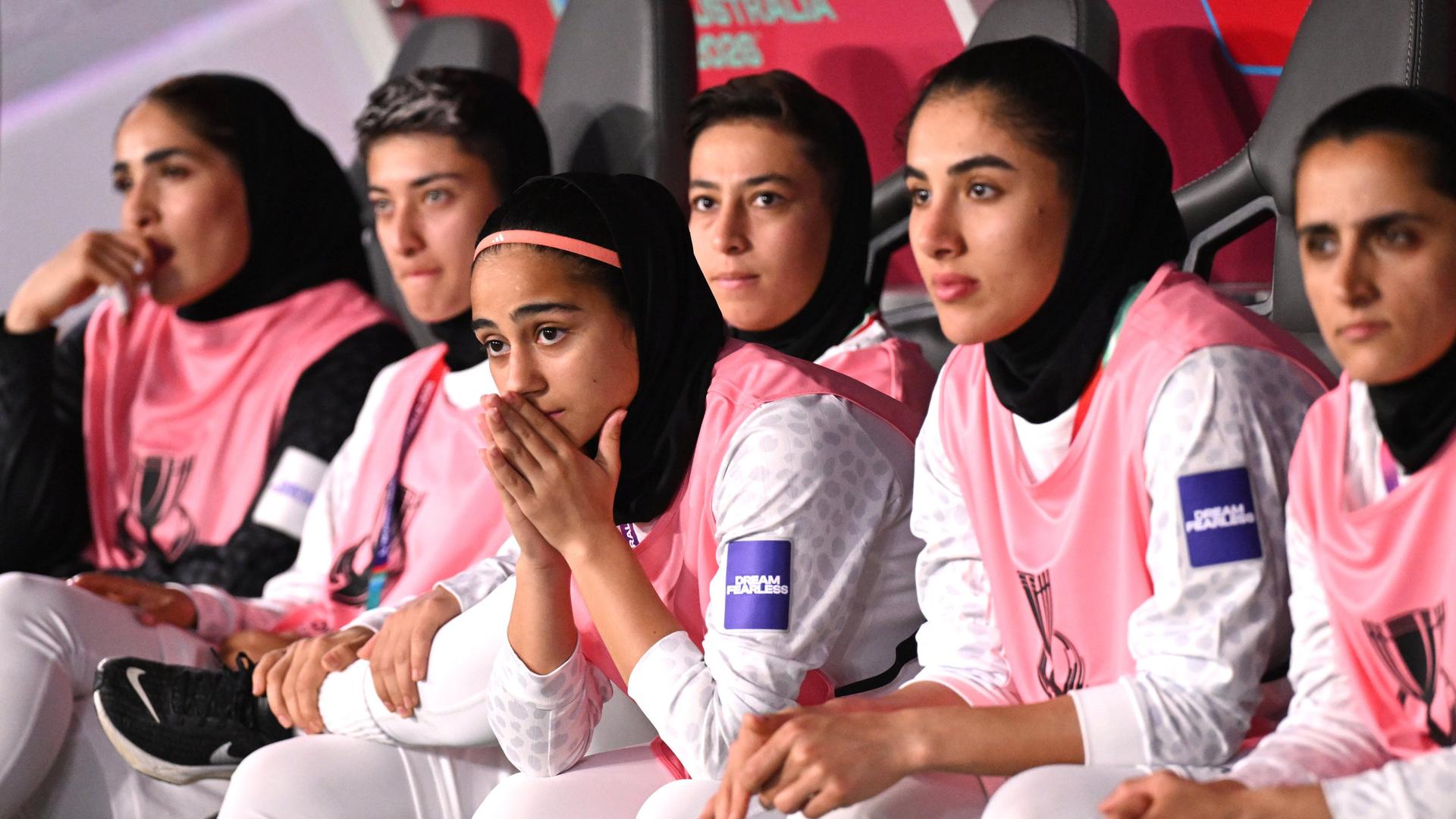 Iranische FuÃballerinnen auf der Ersatzbank | dpa