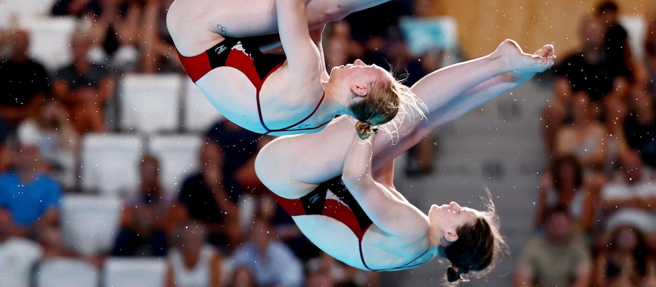 Deutschlands Pauline Alexandra Pfeif (vorne) und Elena Wassen holen Silber im Turmspringen