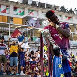 Ein Spieler von SCU Torreense bejubelt den Pokalsieg mit den Fans