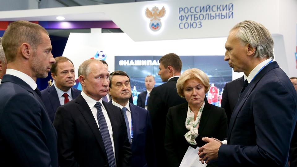 UEFA-Präsident Alexander Ceferin (l.), Russlands Präsident Wladimir Putin (2.v.l.) sowie Gazprom-Funktionär und UEFA-Vorstandsmitglied Alexander Dyukov (r.) | Imago UEFA-Präsident Alexander Ceferin (l.), Russlands Präsident Wladimir Putin (2.v.l.) sowie Gazprom-Funktionär und UEFA-Vorstandsmitglied Alexander Dyukov (r.)