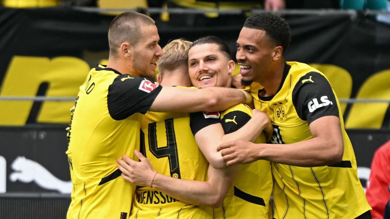 Fußballprofis von Borussia Dortmund bejubeln am 34. Spieltag die 2:0-Führung gegen Holstein Kiel | Getty/Mouhtaropoulos