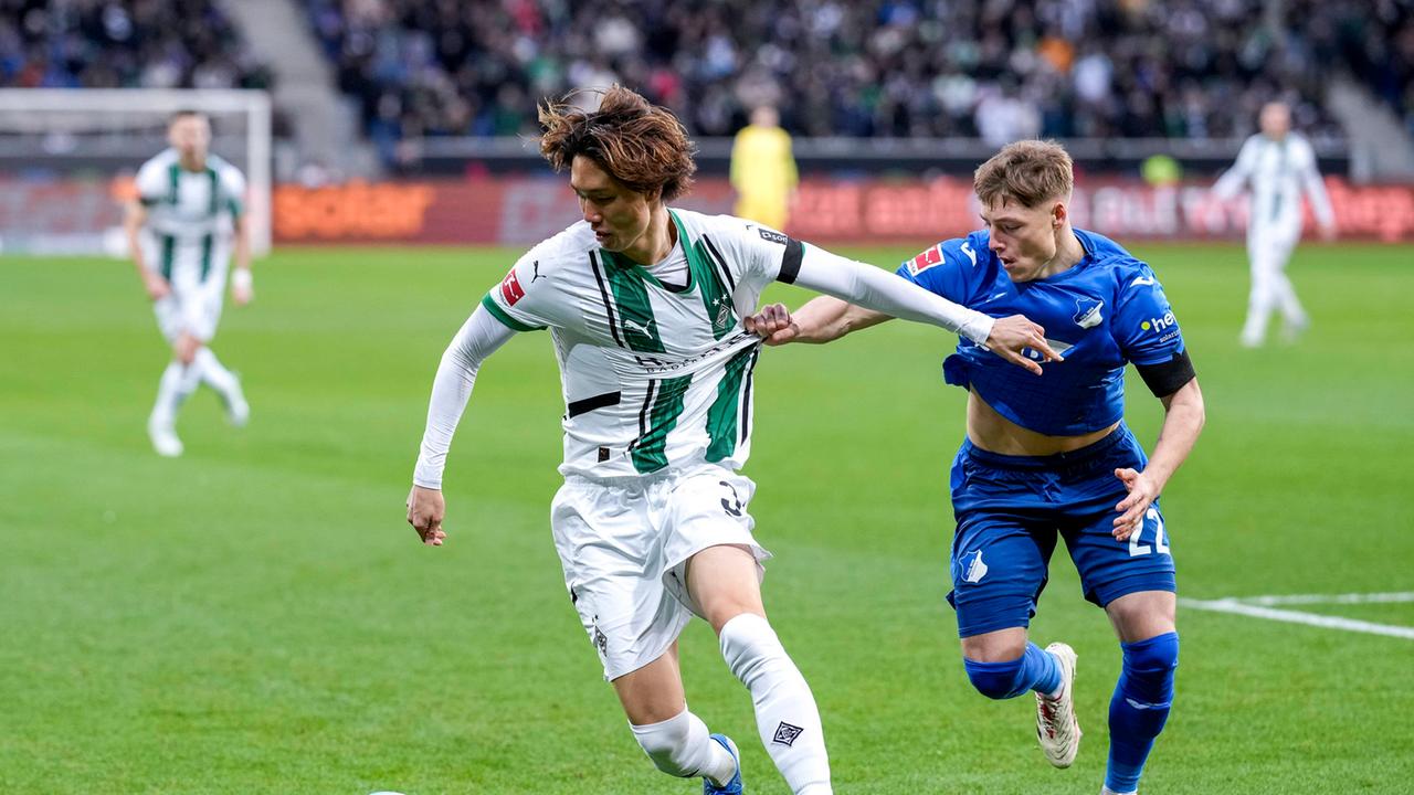 Ko Itakura von Gladbach gegen Alexander Prass aus Hoffenheim im Zweikampf | imago