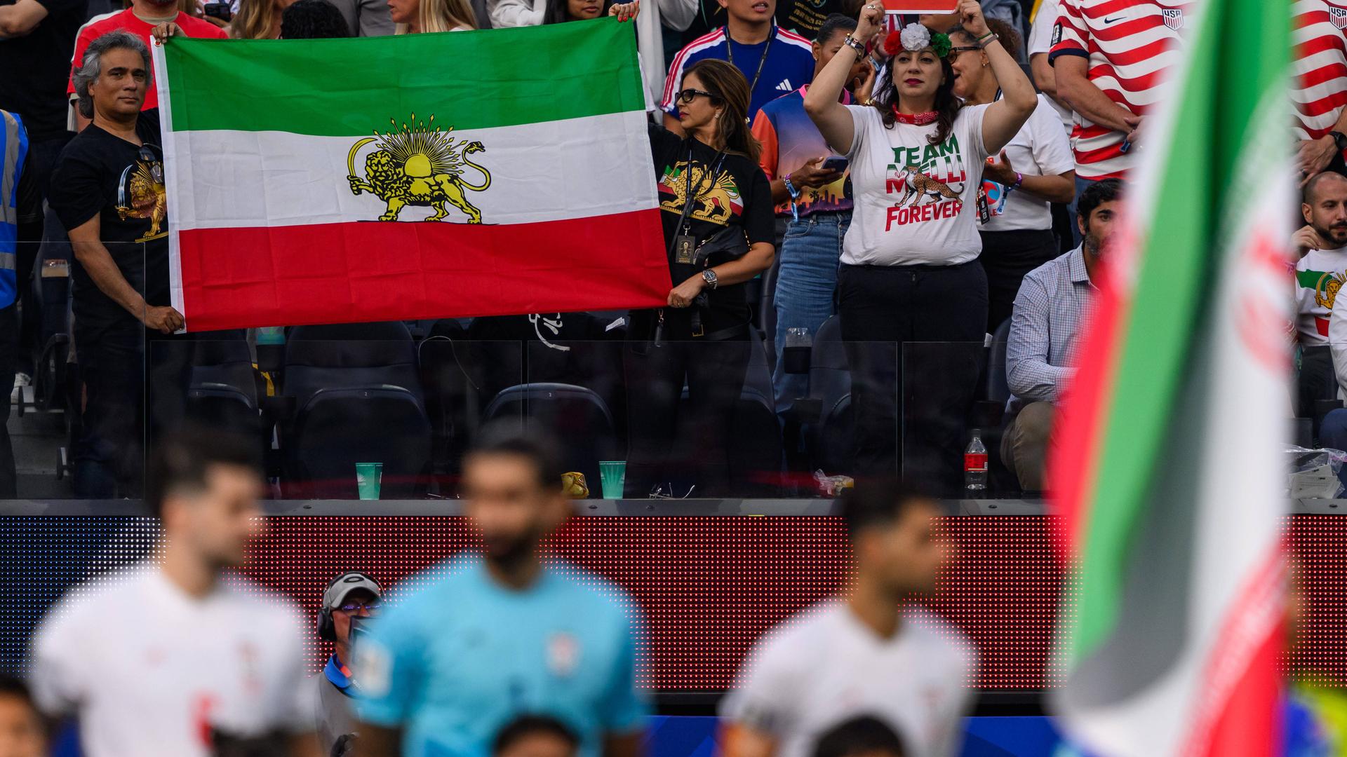 Fans beim Spiel des Iran in los Angeles mit der vorrevolutionÃ¤ren Flagge | Imago