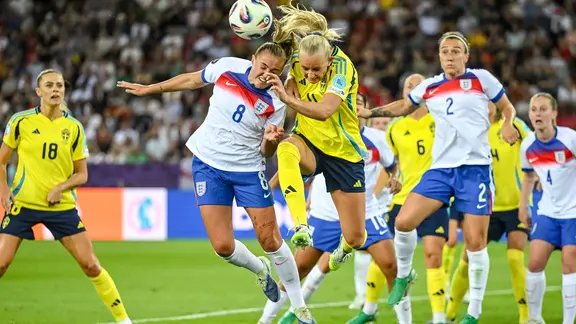 Englands Georgia Stanway (2.v.l.) und Schwedens Stina Blackstenius kämpfen um den Ball.
